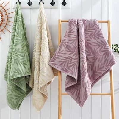 Όλες οι περιστάσεις Κόψτε βελούδινη Jacquard φύλλα πετσέτα μπάνιου για τα δώρα βαθμού στην Ημέρα της Γης