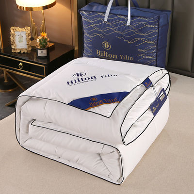 Προσαρμοσμένο μέγεθος Αειφόρος Hilton Hotel Textile Quilt Πανδύα κρεβατοκάμαρα με 100% πολυεστέρα